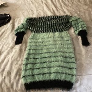 Paris Paris Beautiful sweater long sleeves awesome design collar